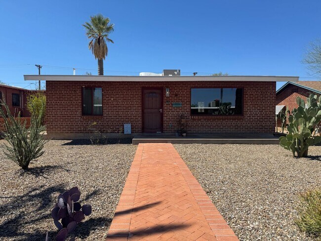 Building Photo - ALL UTILITIES INCLUDED Colorful & Eclectic 2 Bed / 1 Bath Home Near U of A