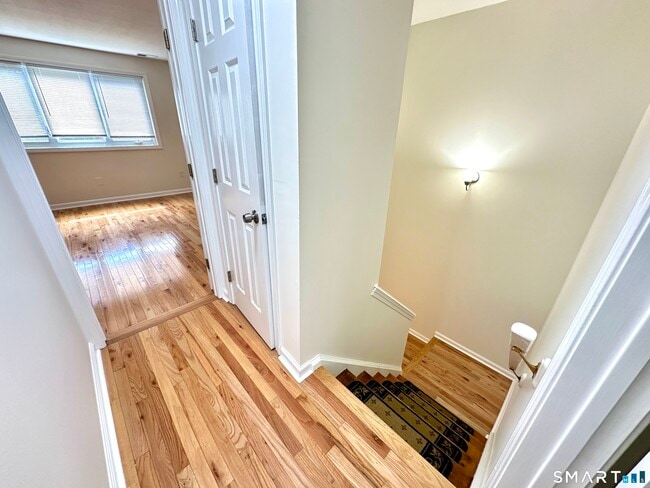 Building Photo - 20 Oak Ridge Dr