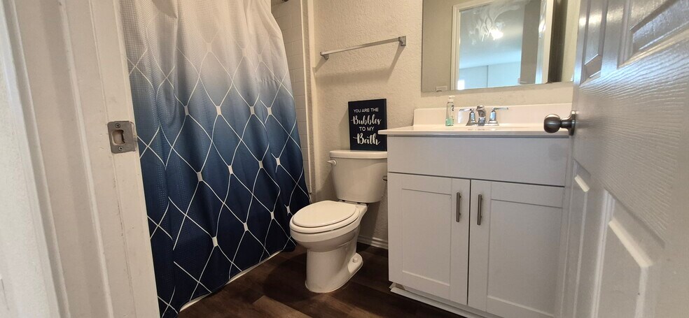 Building Photo - 5819 Rolling Gln