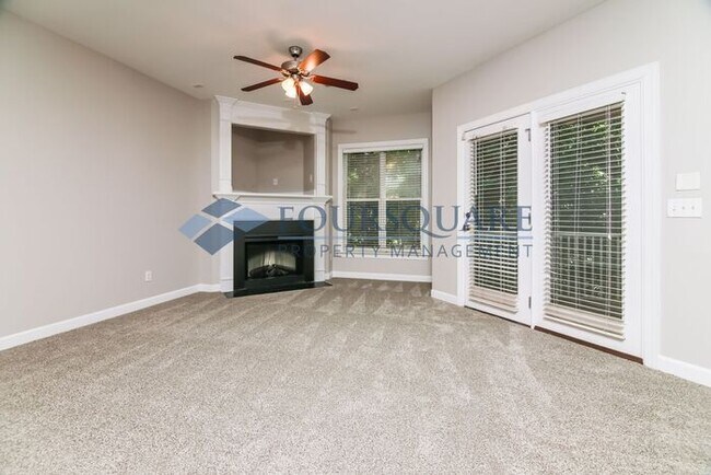 Building Photo - End Unit Townhome| 2nd Floor Loft Space | ...