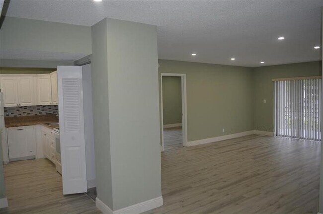 Building Photo - 2710 Riverside Dr