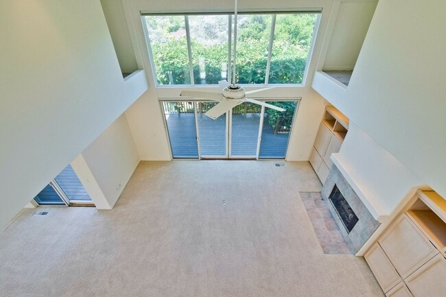Building Photo - Large 3,767 sqft home on a 10,000 sqft lot- 2 bed located on 1st floor w/ separate entrance - Top...