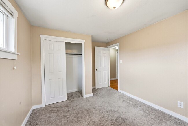 Building Photo - 5 bedroom, 3 1/2 bath, home with two master suites and 2 car garage.