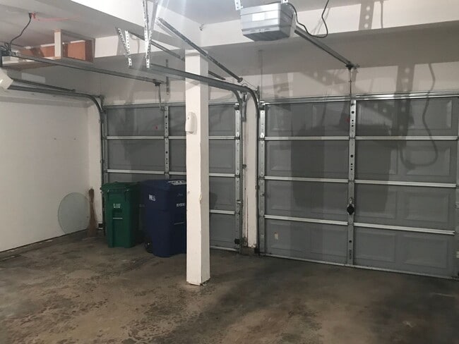 Building Photo - 4 Bed 3 Bath Gated Townhome Near Maplewood Golf