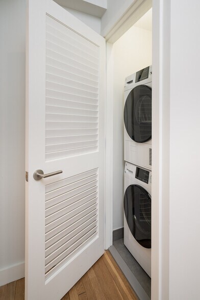 Building Photo - 18 Forest St