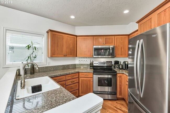 Building Photo - Bright and Airy 3 Bed, 2.5 Bath Stunning H...