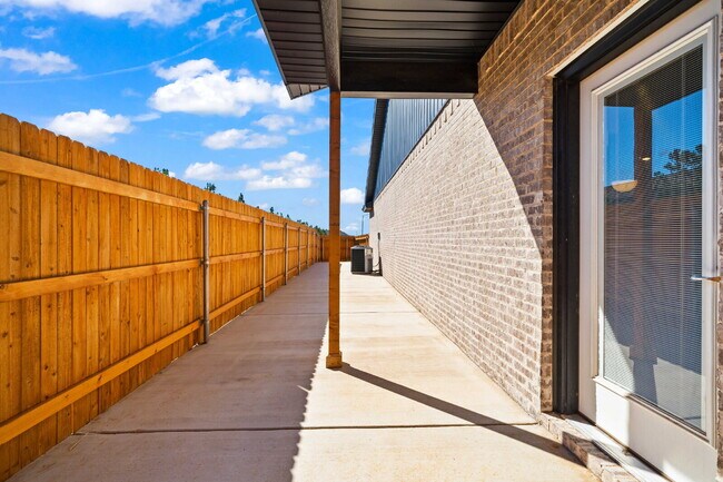 Building Photo - Luxurious Townhome Located In Abbey Glen -...