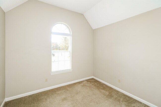 Building Photo - 1602 Far Dr