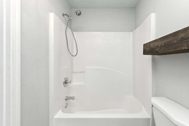 Building Photo - Charming 3-Bed, 2-Bath Townhome!