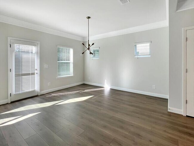Building Photo - House 4 Beds 3.5 Baths