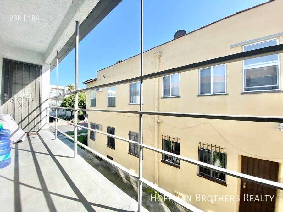Building Photo - 441 1/2  N Hayworth Ave -A