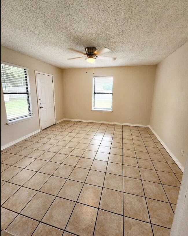 Building Photo - COMING SOON!! 3 Bed 1 Bath