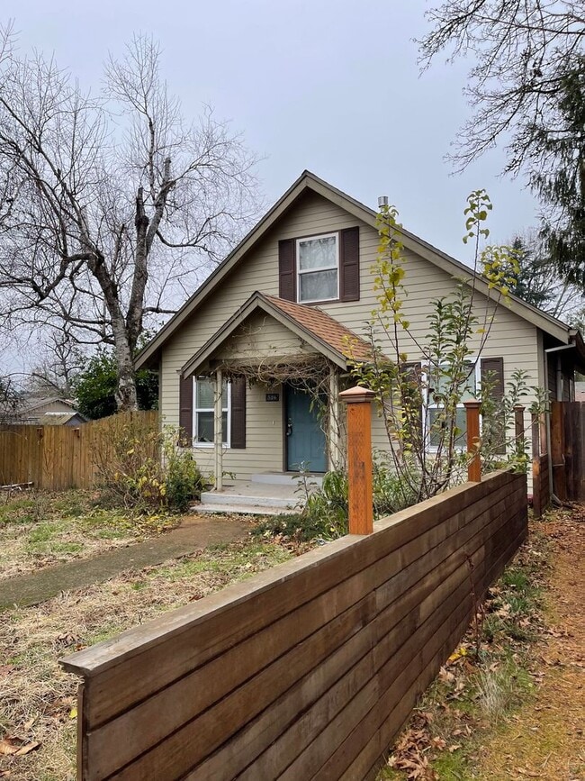 Building Photo - Adorable Canby Home, Cozy Gas Fireplace, Private Fenced Yard, Cat or Dog Friendly (2 max)