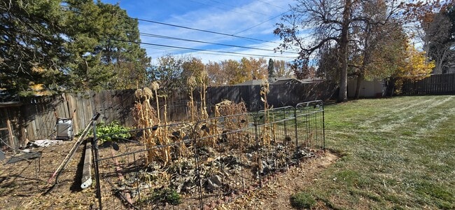 Building Photo - Charming Country Living Home with Modern Amenities!