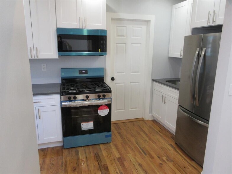 Kitchen - 949 E 213th St
