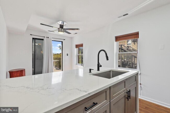 Building Photo - 730 Light St St