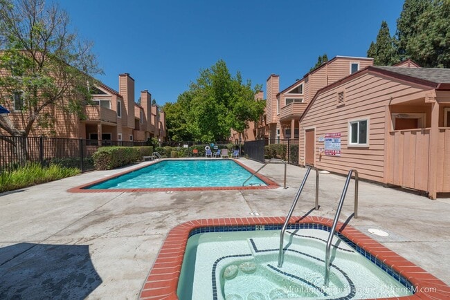 Building Photo - Spacious Townhome - GARAGE - Light and Bri...