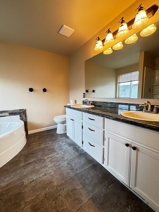 Building Photo - Spacious Spanaway Home