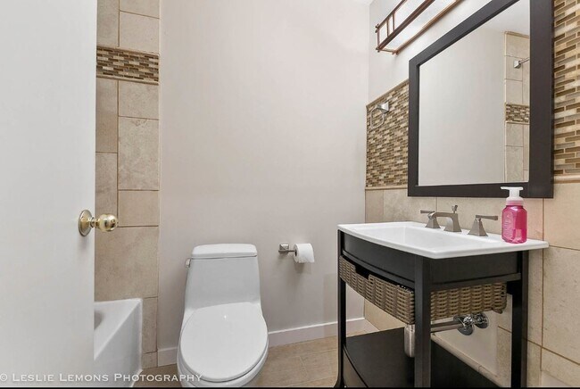 Building Photo - 5600 Hillcrest Ln