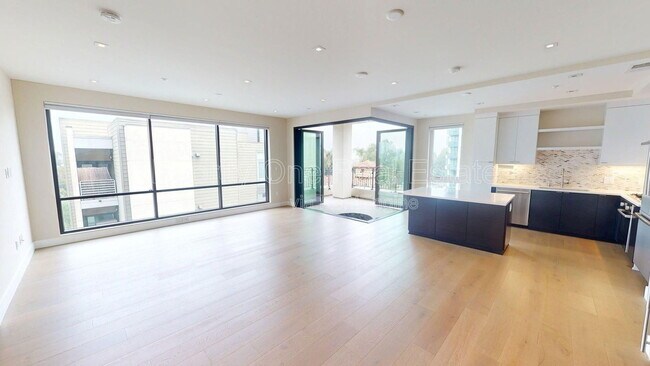 Building Photo - 2665 Fifth Ave