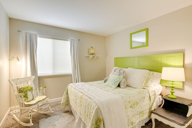 Building Photo - Beautiful Single Story Home !