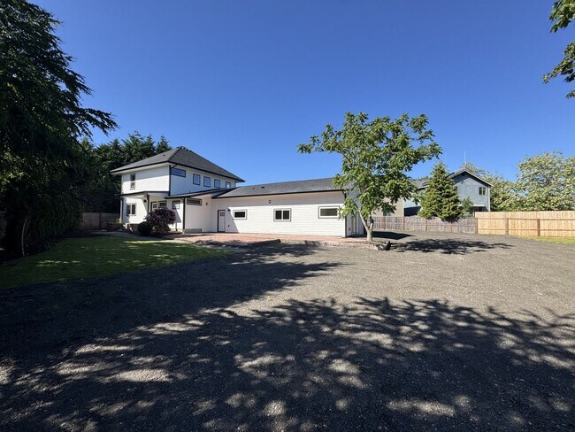 Building Photo - 7816 Trails End Dr SE