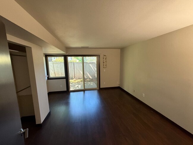 Building Photo - Beautifully Updated Spacious Townhome!
