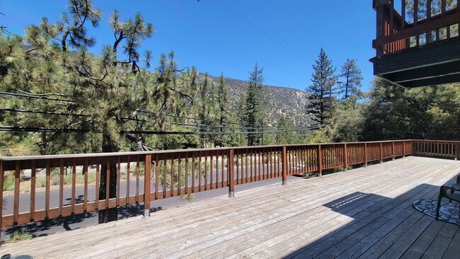 Building Photo - Spacious 6 Bedroom 5 Bathroom Within Walki...