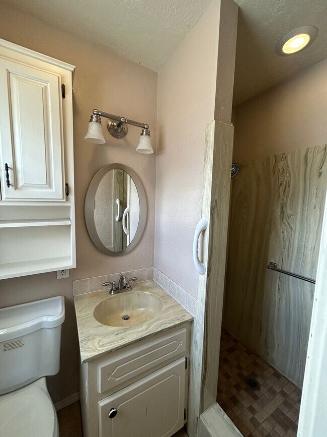 Building Photo - 3 bedroom, 1 3/4 baths NOW AVAILABLE in the Eisenhower School District!