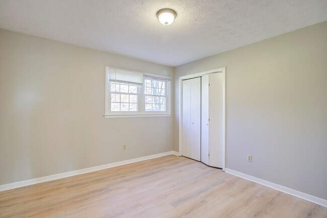 Building Photo - 5021 Emerald Dr