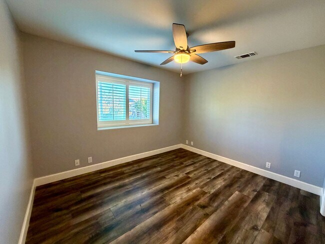 Building Photo - Beautiful 3 Bedroom 2.5 Bathroom Single Fa...