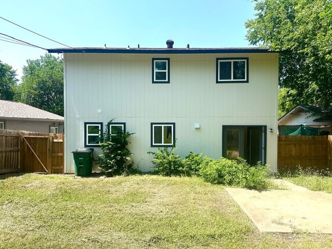 Building Photo - 1103 E Austin Ave