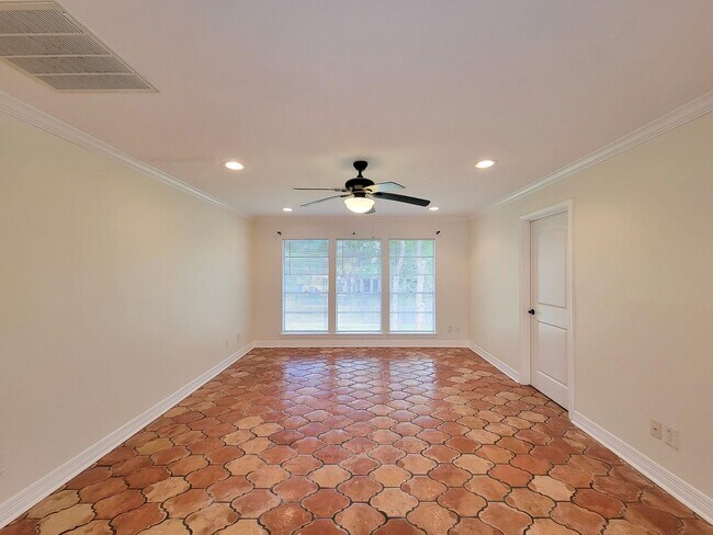 Building Photo - BEAUTIFUL LARGE 4 BEDROOM 2.5 BATH HOME