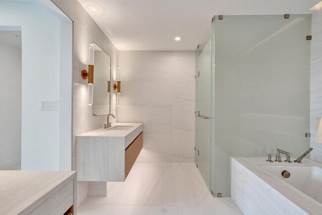 Building Photo - 900 N Ocean Blvd