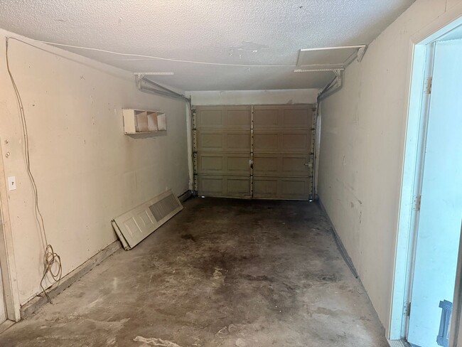 Building Photo - 3/2 in Port Richey!