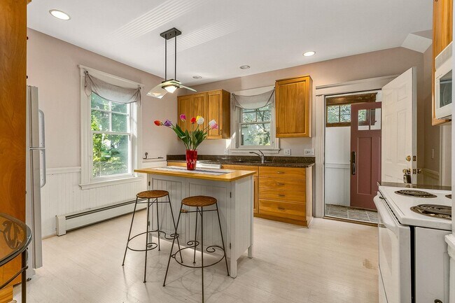 Building Photo - 160 Wibird St