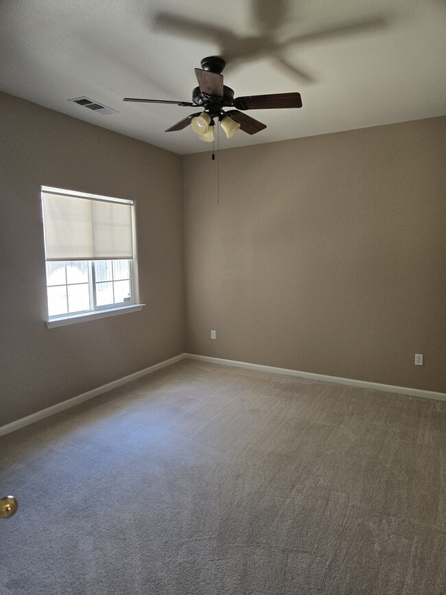 Building Photo - 561 Bluejay Ave
