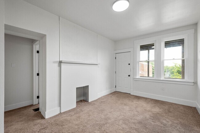 Building Photo - 170 Ormsby Ave