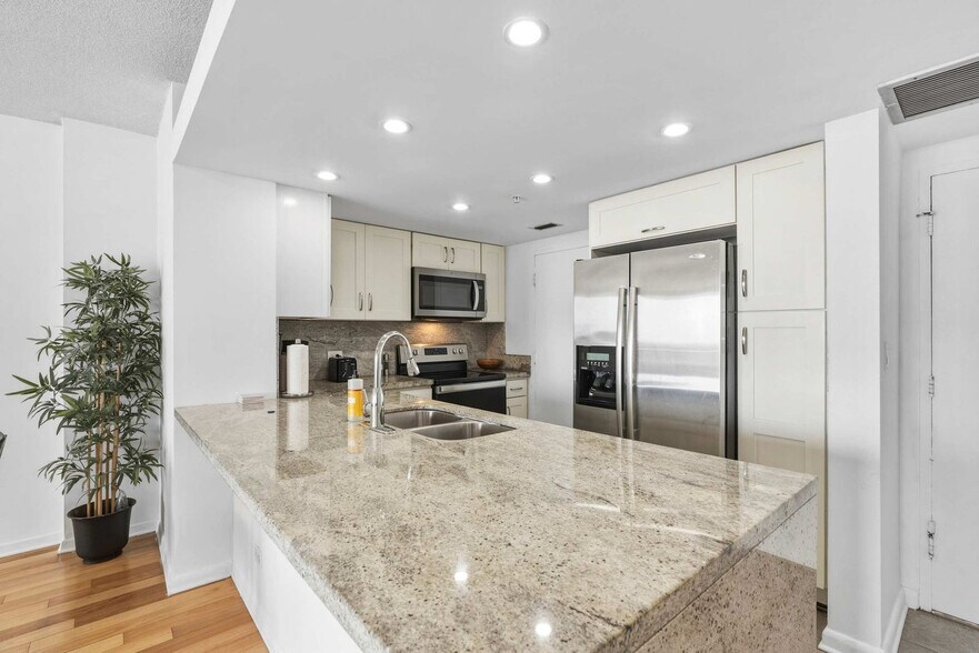 Building Photo - 5599 Collins Ave