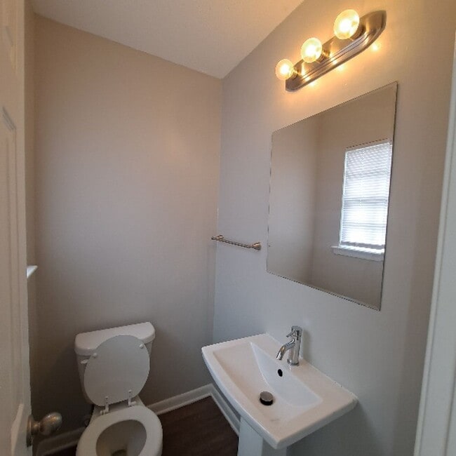 Building Photo - 606 Weaver Rd