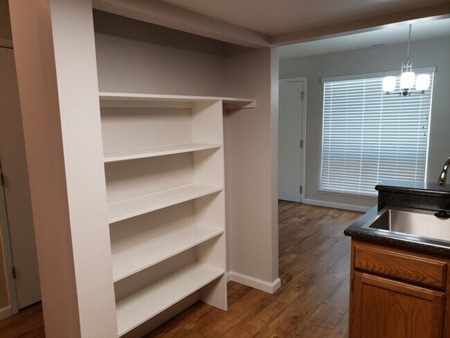 Building Photo - Updated Two Bedroom 2nd Floor Apartment