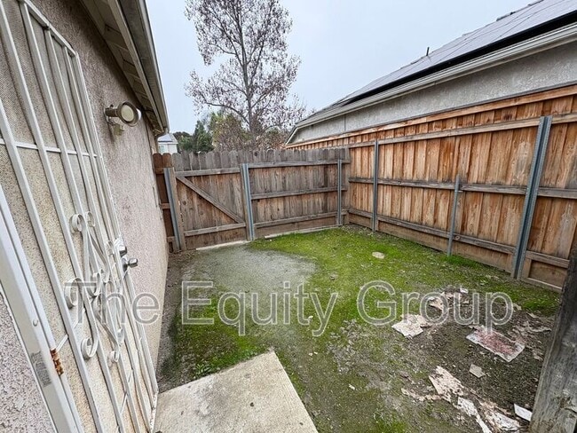 Building Photo - 2650 S Peppertree St