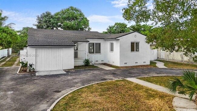 Building Photo - 201 S Biscayne River Dr