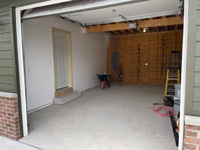 Building Photo - 1010 W Bergera Rd