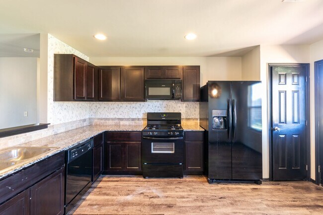 Building Photo - Beautiful 4 Bed 2 Bath in the Heart of Noble!