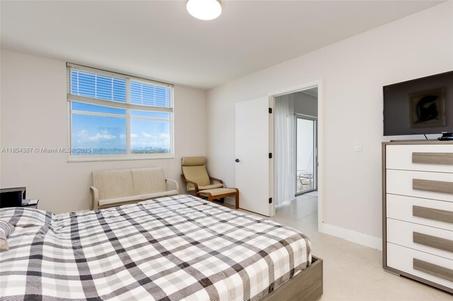 Building Photo - 500 Bayview Dr