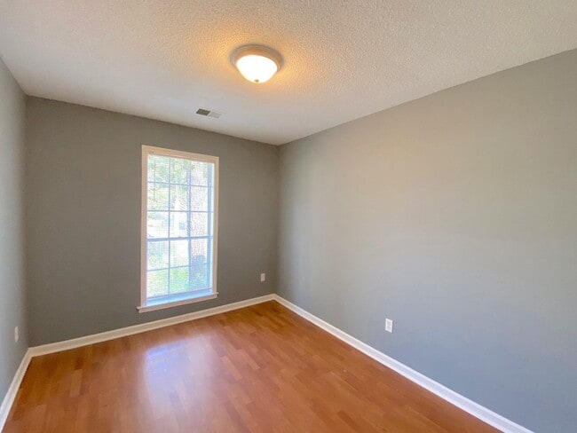 Building Photo - 8115 Kerry Dr