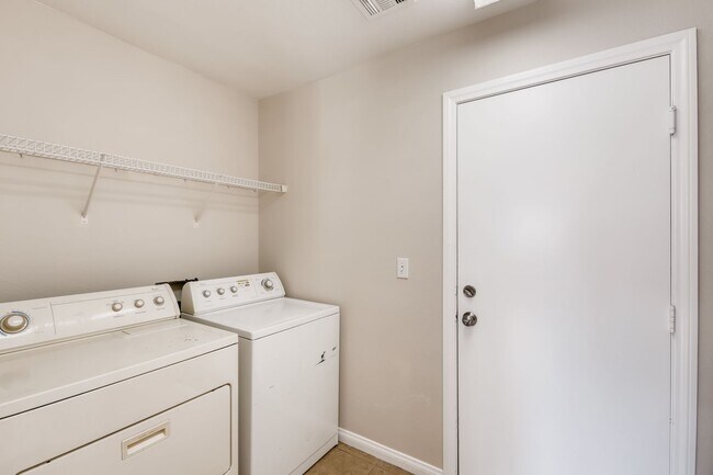 Building Photo - Beautiful 3 bedroom, 2.5 bath 2 story home!