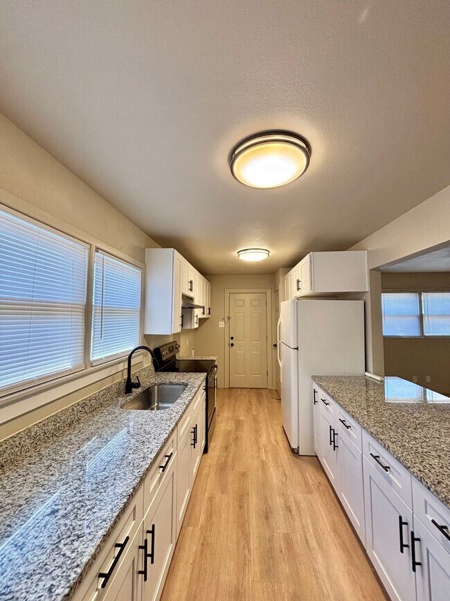 Building Photo - Now Available - 3 Bedroom Home!!