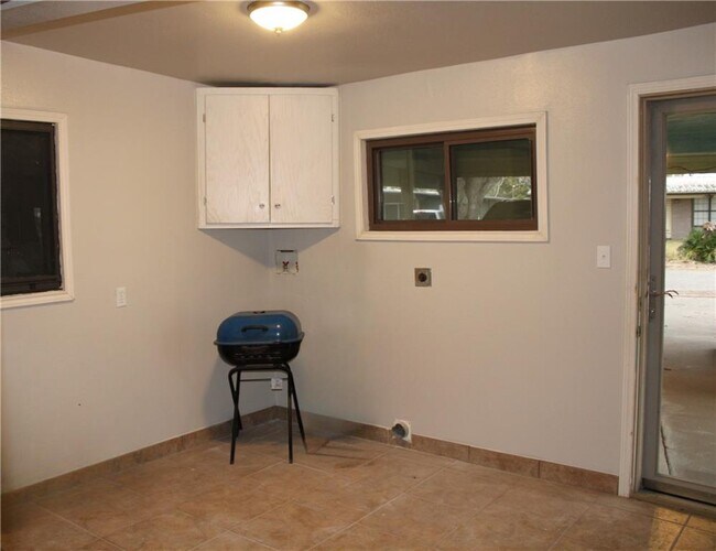 Building Photo - 740 Santa Clara Dr